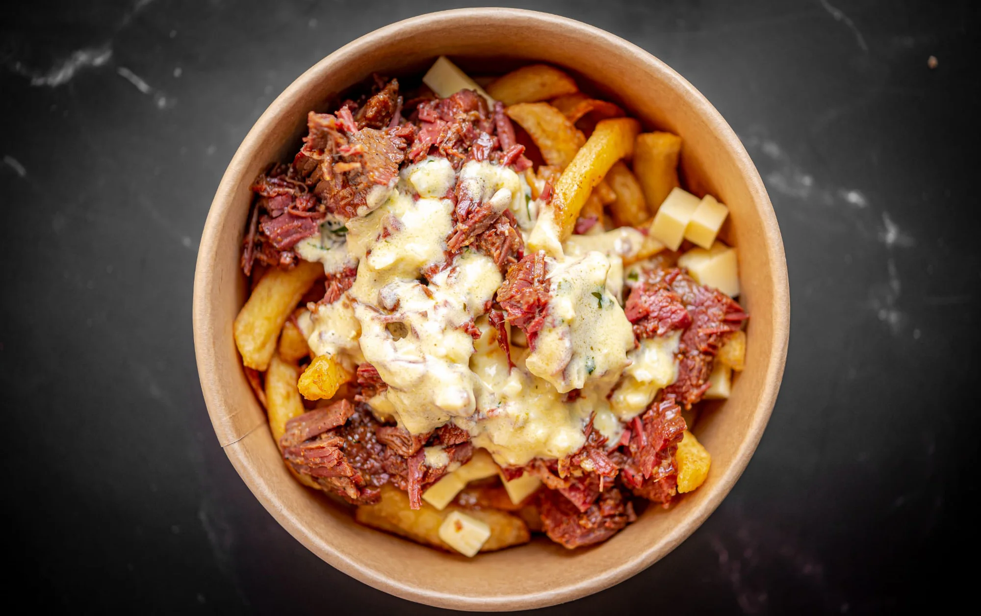 Pastrami Poutine cu sos brun