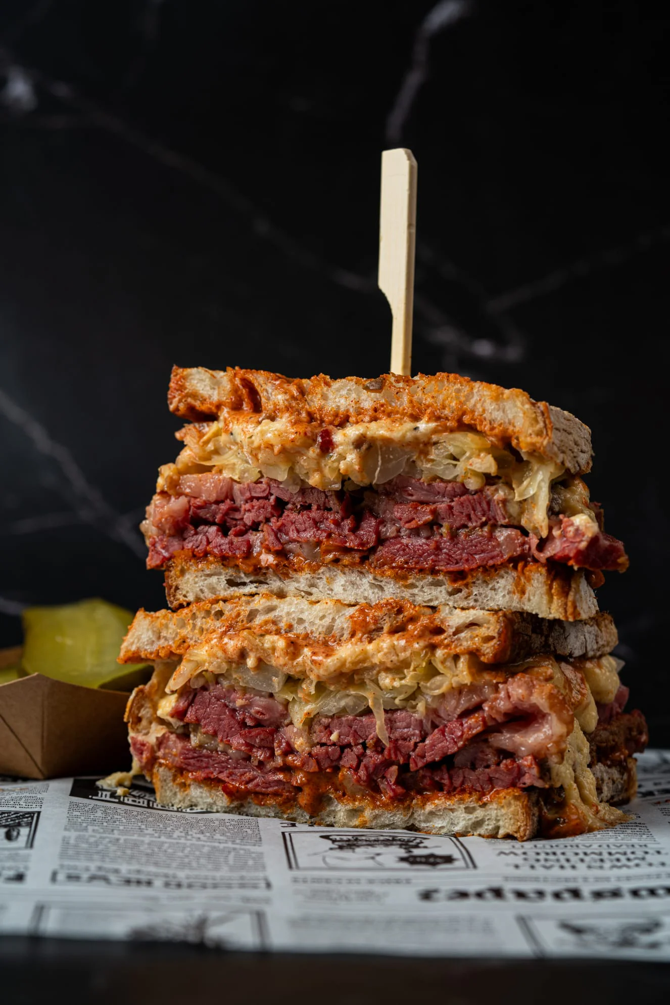 Sandviș Reuben cu pastramă afumată